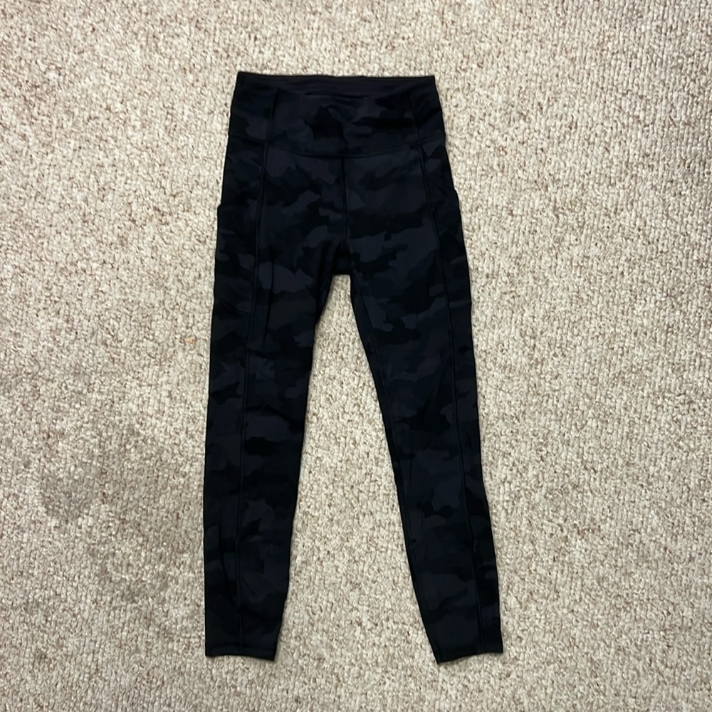 Lululemon Women’s Black Camo Leggings Size 4